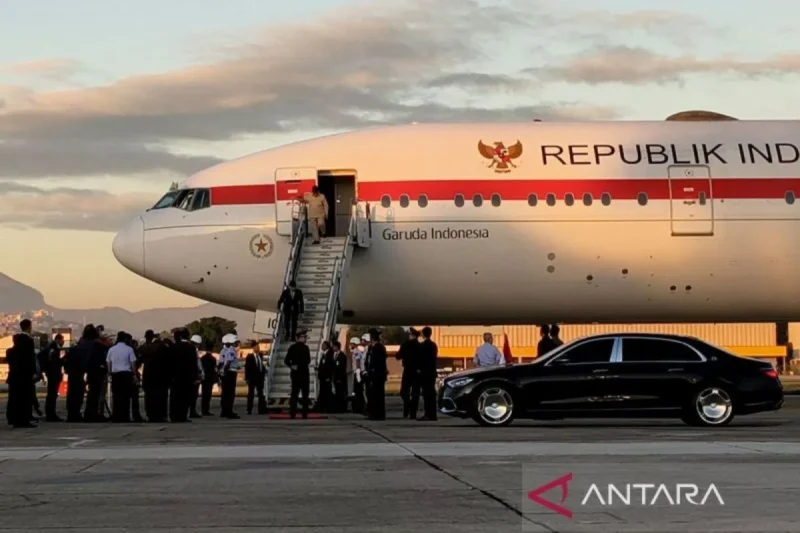 Presiden Prabowo Subianto turun dari tangga pesawat kepresidenan di Pangkalan Angkatan Udara Galeao di Rio de Janeiro, Brazil, pada Sabtu (5/7/2025). Prabowo dijadwalkan menghadiri KTT BRICS pada 6-7 Juli 2025. (ANTARA/Andi Firdaus)