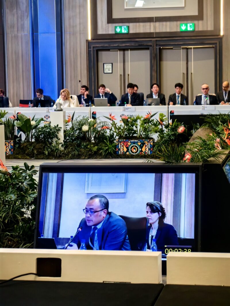 Di tengah kondisi perdagangan global yang penuh dinamika sangat cepat, Pemerintah terus mendorong penguatan kerja sama ekonomi antara Indonesia dengan berbagai negara mitra dan kawasan strategis dunia. Sebagai bagian dari upaya tersebut, Menteri Koordinator Bidang Perekonomian Airlangga Hartarto kembali mengadakan pertemuan secara daring dengan Member of the Board - Minister in Charge of Trade of the Eurasian Economic Commission (EEC) Andrey Slepnev, pada Kamis (9/07).Pertemuan ini merupakan kelanjutan dari proses perundingan Indonesia-Eurasian Economic Union Free Trade Agreement (I-EAEU FTA), sekaligus memperkuat hubungan ekonomi antara Indonesia dan negara-negara anggota Eurasian Economic Union (EAEU). Sebelumnya, kedua Menteri bertemu pada pertemuan bilateral pada 29 Mei 2025 di Jakarta, serta pertemuan lanjutan di sela-sela acara mendampingi Presiden menghadiri St. Petersburg International Economic Forum (SPIEF 2025) pada 20 Juni 2025, yang menghasilkan penandatanganan Joint Statement mengenai penyelesaian secara substansial dari Perundingan FTA tersebut.Kedua Menteri menyampaikan apresiasi kepada Tim Perunding masing-masing atas capaian yang signifikan dalam proses perundingan, dan kembali menekankan komitmen kuat untuk segera memulai proses hukum domestik yang diperlukan guna menuju penandatanganan Indonesia-EAEU FTA.“Kami menyambut baik hasil yang telah dicapai oleh Tim Perunding. Ini menandai langkah penting menuju finalisasi I-EAEU FTA,” ujar Menko Airlangga.Menteri Slepnev juga menyampaikan pandangan serupa dan menegaskan kesiapan internal pihak EAEU untuk menyelesaikan proses legal bersama negara-negara anggota EAEU dalam waktu dekat.“Tim kami siap menjalankan proses sesuai jadwal yang telah disepakati,” ujar Menteri Slepnev.Kedua pihak menargetkan agar proses legal scrubbing dapat diselesaikan secepatnya, sehingga perjanjian dapat diselesaikan dan ditandatangani secara resmi pada Desember 2025.Di tengah isu-isu proteksionisme perdagangan global, hubungan perdagangan Indonesia dan EAEU terus meningkat. Pada kuartal pertama 2025, total perdagangan Indonesia-EAEU melonjak sebesar 84,40% mencapai USD1,57 miliar. Sedangkan, dari sisi investasi, EAEU merealisasikan investasi senilai USD 273,7 juta ke Indonesia yang naik hingga dua kali lipat dibandingkan total realisasi pada 2023.Didukung dengan populasi gabungan lebih dari 460 juta jiwa dan peluang perluasan akses pasar melalui I-EAEU FTA, Menko Airlangga meyakini kerja sama ini merupakan pilar baru dalam diversifikasi pasar dan penguatan ketahanan ekonomi nasional Indonesia.Turut hadir dalam pertemuan ini yakni Sekretaris Kemenko Perekonomian Susiwijono Moegiarso, Deputi Bidang Koordinasi Kerja Sama Ekonomi dan Investasi Kemenko Perekonomian Edi Prio Pambudi, Direktur Jenderal Perundingan Perdagangan Internasional Kementerian Perdagangan Djatmiko Bris Wicaksono, Staf Ahli Bidang Hubungan Internasional Kementerian Perdagangan/Chief Negotiator IEU CEPA Johni Martha. dok. ekon.go.id