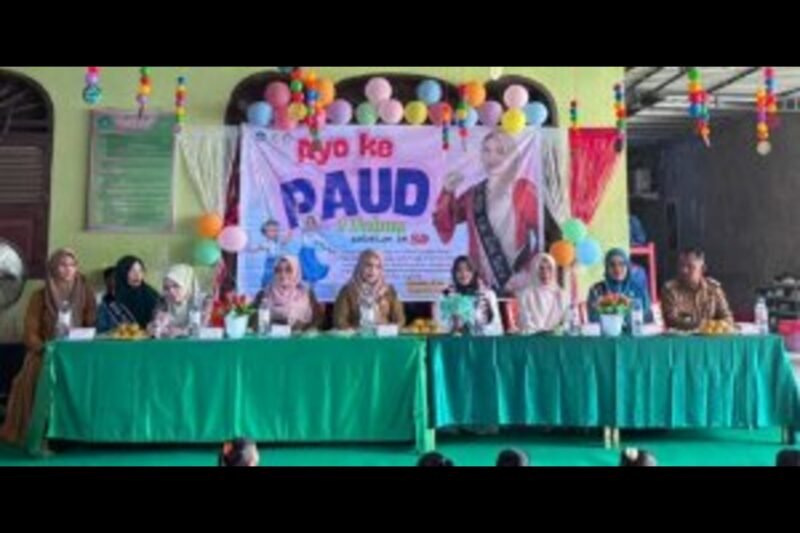 Bunda PAUD Kabupaten Aceh Utara Ny Musliana Ismail A Jalil mengunjungi lembaga Pendidikan Anak Usia Dini (PAUD) Abdul Aziz di Gampong Dayah Blang Seureukuy Kecamatan Syamtalira Bayu, Senin, 28 Juli 2025. dok. Diskominfo Aceh Utara