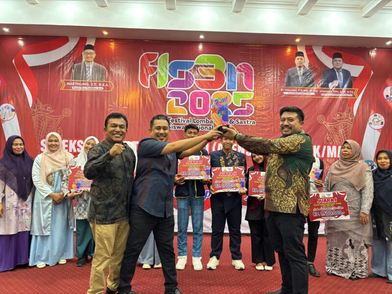 Sekretaris Dinas Pendidikan Aceh, Sabri, S STP., M.SP didampingi Kepala Bidang SMA dan PKLK, Syarwan Joni, S.Pd., M.Pd menyerahkan trofi juara umum pada pemenang pada malam penutupan ATENSI 2025. dok. Ist