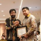 Gubernur Aceh, Muzakir Manaf saat menerima penghargaan yang diberikan langsung oleh Mentri PKP, Maruarar Sirait, yang juga di hadiri oleh sebagian Menteri Kebinet Merah Putih, Senin, 25 Agustus, 2025. (Foto: Humas BPPA).