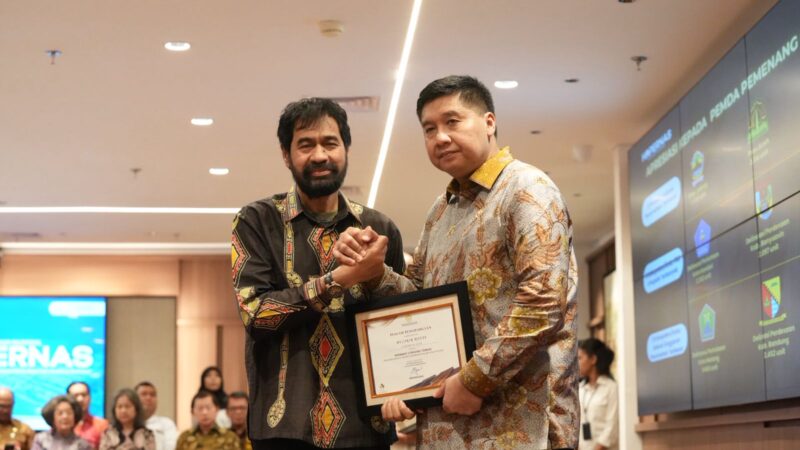 Gubernur Aceh, Muzakir Manaf saat menerima penghargaan yang diberikan langsung oleh Mentri PKP, Maruarar Sirait, yang juga di hadiri oleh sebagian Menteri Kebinet Merah Putih, Senin, 25 Agustus, 2025. (Foto: Humas BPPA).