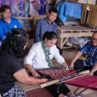 Wamenpar Ni Luh Puspa berkesempatan mencoba proses menenun Sekomandi dengan alat tenun tradisional gedogan, Dalam kunjungan kerja ke Rumah Tenun Sekomandi, Mamuju, Sulawesi Barat, Rabu (27/8/2025). dok. kemenpar RI