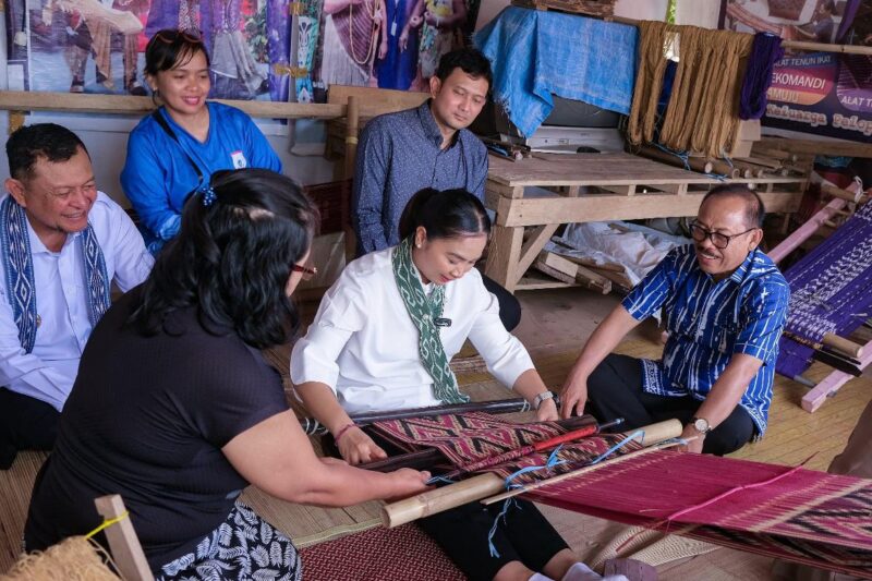 Wamenpar Ni Luh Puspa berkesempatan mencoba proses menenun Sekomandi dengan alat tenun tradisional gedogan, Dalam kunjungan kerja ke Rumah Tenun Sekomandi, Mamuju, Sulawesi Barat, Rabu (27/8/2025). dok. kemenpar RI