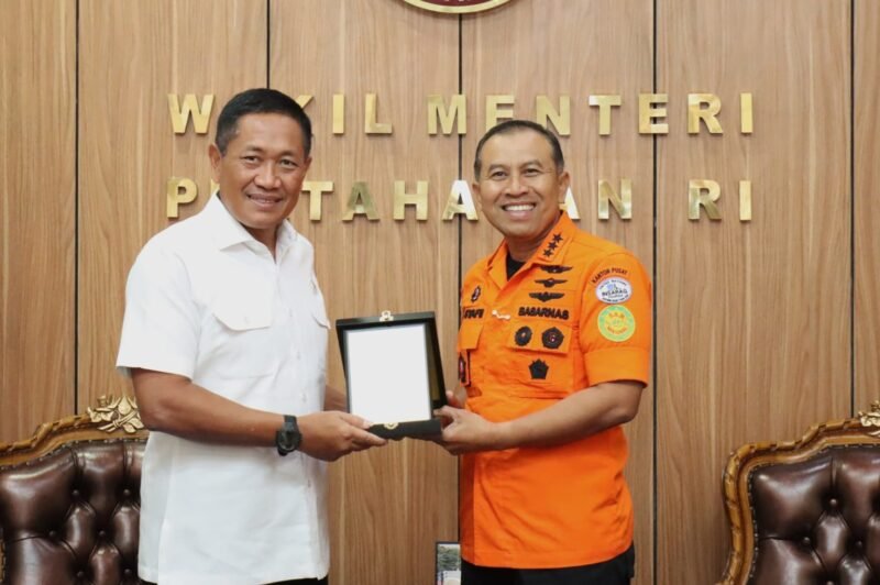 Wakil Menteri Pertahanan Republik Indonesia (Wamenhan RI) Donny Ermawan T. menerima kunjungan Kepala Badan Nasional Pencarian dan Pertolongan (Kabasarnas) Marsdya TNI Mohammad Syafii di kantor Kementerian Pertahanan, Jakarta, pada Kamis (7/8/2025). Dok. Kemhan RI