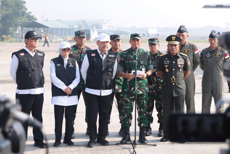 Sekretaris Jenderal Kementerian Pertahanan (Sekjen Kemhan) Letjen TNI Tri Budi Utomo menghadiri Upacara Pemberangkatan Satuan Tugas (Satgas) Garuda Merah Putih-II dalam rangka misi penyaluran bantuan kemanusiaan melalui jalur udara (airdrop) ke Gaza. dok. Kemhan RI