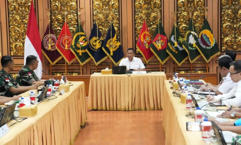 Wakil Menteri Pertahanan (Wamenhan) RI, Donny Ermawan Taufanto, secara resmi melepas Satuan Tugas (Satgas) Kesehatan TNI Gelombang IV ke Palestina, bertempat di Ruang Rapat Palapa Kementerian Pertahanan pada Kamis (14/8/2025). dok. Kemhan RI