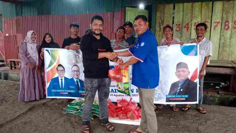 Penyerahan Bansos kepada masyarakat, dalam rangka memperingati HUT partai PAN ke 27.(Foto: Agus Muliadi)