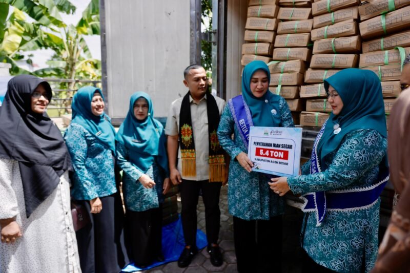 Ketua Forum Peningkatan Konsumsi Ikan (Forikan) Aceh Marlina Usman, membagikan 5,4 ton ikan secara simbolis kepada warga, di halaman Kantor Camat Montasik, Kamis (14/8/2025). dok. Ist