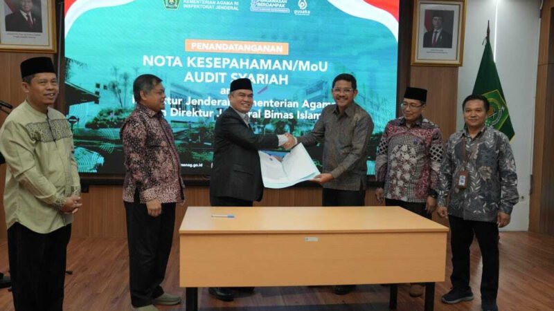 Irjen Kemenag tandatangani MoU Audit Syariah bersama Dirjen Bimas Islam, Kamis (31/7/2025). Dok. Kemenag RI