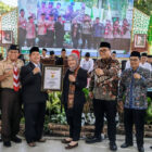 Ketua MURI Perwakilan Jateng, Sri Widayati, menyerahkan piagam penghargaan MURI kepada Kepala MAN 2 Rembang, Ahmad Suhadak Solikin. Dok. Kemenag RI