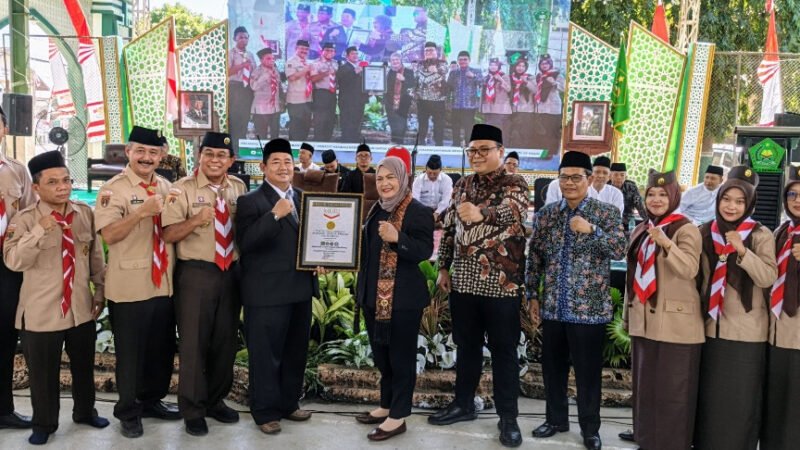 Ketua MURI Perwakilan Jateng, Sri Widayati, menyerahkan piagam penghargaan MURI kepada Kepala MAN 2 Rembang, Ahmad Suhadak Solikin. Dok. Kemenag RI
