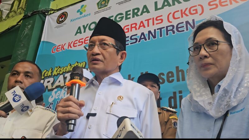 Menteri Agama Nasaruddin Umar memberikan keterangan pers usai meninjau pelaksanaan Cek Kesehatan Gratis (CKG) di Pondok Pesantren Asshidiqiyah, Jakarta, Senin (4/8/2025). dok. Kemenag RI