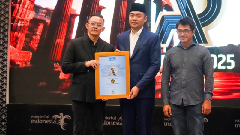 Gugun Gumilar Staff Khusus Menteri Agama menerima penghargaan piagam Kementerian Agama sebagai Popular Government Institutions Award 2025. dok. Kemenag RI