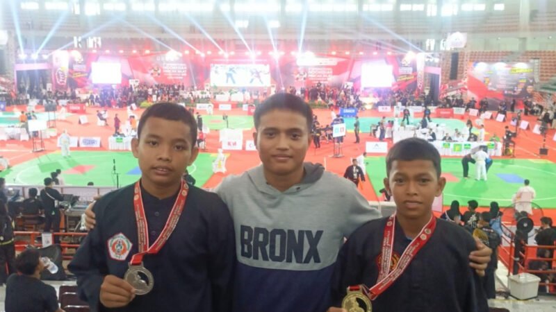 Dua siswa Madrasah Tsanawiyah Negeri (MTsN) Tebing Tinggi berhasil mengharumkan nama Indonesia dalam “3rd International Indonesian Pencak Silat Open Championship Tahun 2025”. dok. Kemenag RI