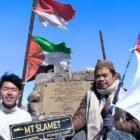 Sambut HUT RI ke-81, enam personel Pesantren Tahfidz menaklukkan Puncak Surono, puncak tertinggi dari Gunung Slamet. dok. Kemenag RI