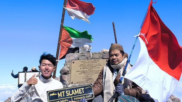 Sambut HUT RI ke-81, enam personel Pesantren Tahfidz menaklukkan Puncak Surono, puncak tertinggi dari Gunung Slamet. dok. Kemenag RI
