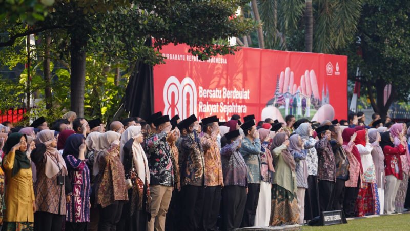 ASN Kemenag mengikuti upacara HUT ke-80 RI dengan mengenakan busana Wastra Nusantara, Minggu (17/8/2025). DOK. KEMENAG RI
