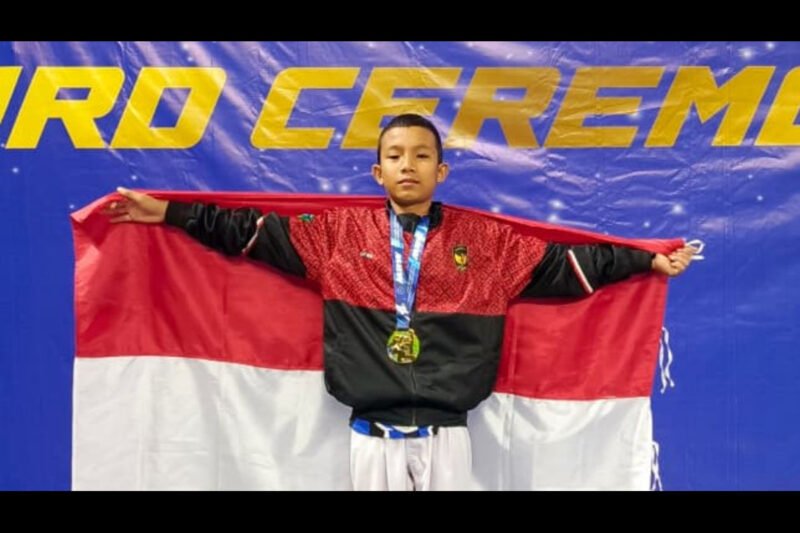 Arif Rahman, siswa Madrasah Ibtidaiyah Negeri (MIN) 7 Tapanuli Tengah mengharumkan nama Indonesia dengan meraih medali emas MBW International Taekwondo Championship 2025 di Malaysia. dok. Kemenag RI