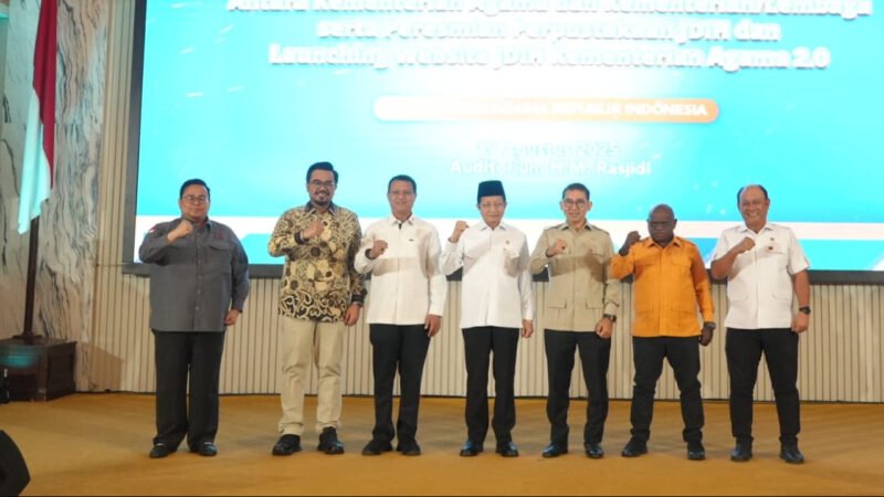 Menteri Agama Nasaruddin Umar hari ini menandatangani nota kesepahaman antara Kementerian Agama dengan enam kementerian/lembaga, meresmikan Perpustakaan Jaringan Dokumentasi dan Informasi Hukum (JDIH), serta meluncurkan Website JDIH Kemenag 2.0, di Jakarta, Selasa (19/8/2025). dok. Kemenag RI