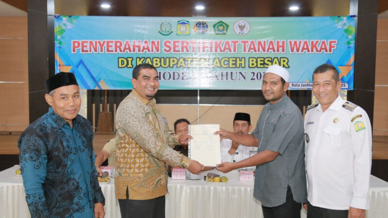 Kepala Kantor Kementerian Agama Aceh Besar H. Saifuddin S.E (kedua kiri) saat menyerahkan sertifikat tanah wakaf kepada salah satu nazir di Kantor Kejaksaan Negeri Aceh Besar, Jantho, Rabu (20/8/2025). (Foto: Humas Kemenag Aceh Besar)