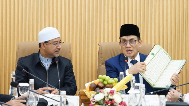 Menteri Besar Kelantan Malaysia, Mohd Nassuruddin Bin Haji Daud (kiri) dan Wakil Menteri Agama Romo Muhammad Syafi’i (kanan). Dok. Kemenag RI