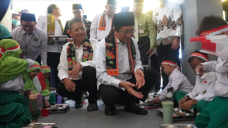 Menag Nasaruddin Umar Meninjau Program Makan Bergizi Gratis di MTsN 6 Jakarta. dok. Kemenag RI