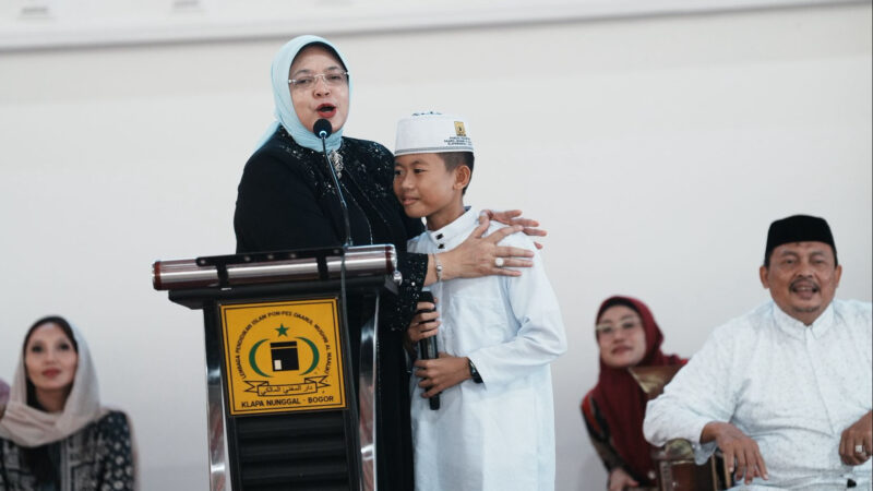 Helmi Nasaruddin Umar berinteraksi dengan salah satu santri di Pondok Pesantren Darul Mughni, Bogor, Jumat (29/8/2025). dok. Kemenag RI