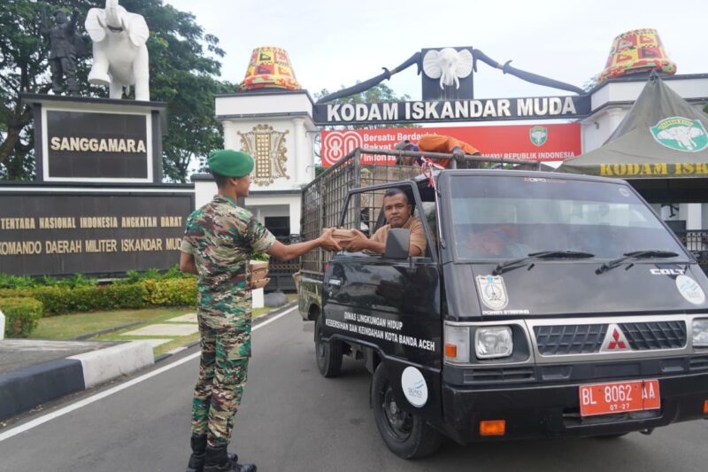 Jum'at berkah, Kodam Iskandar Muda bagikan 166 paket makan gratis bagi warga. dok. Pendam IM