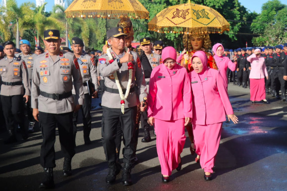 Kapolda Aceh yang baru, Brigjen Pol Drs. Marzuki Ali Basyah, bersama istri Ny. Irawati Marzuki tiba di Mapolda Aceh.Foto.Ist/Humas.Polda