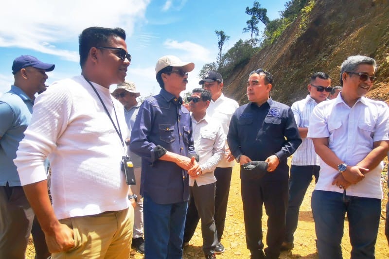 Anggota DPRA Dapil 1 saat melakukan kunjungan dapil dan meninjau proyek Jalan Lintas Jantho-Lamno, Selasa 5/8/2025 (Foto:Dok.Ist)