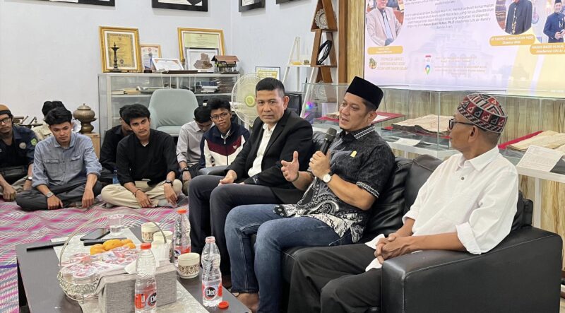 Anggota DPRA, Khalid, saat menyambut mahasiswa asal Thailand di Rumoh Manuskrip Aceh. (Foto: Dok.Ist)
