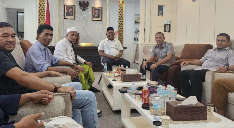 Ketua DPR Aceh, Zulfadhli, menerima kunjungan jajaran pengurus Partai Adil Sejahtera (PAS) Aceh di ruang kerjanya. (Foto: dok DPRA)