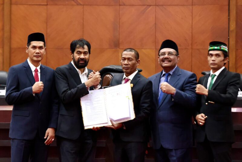 Gubernur, Sekda dan Pimpinan DPR Aceh menandatangani Berita Acara Persetujuan Bersama terhadap Rancangan Qanun Aceh tentang RPJMA Tahun 2025-2029 dalam Rapat Paripurna di Gedung Utama DPRA, Kamis 21/8/2025 (Foto:Dok.Ist)