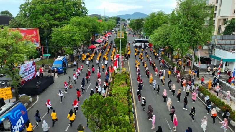 Sambut Hari Ulang Tahun ke-80 Kemerdekaan Republik Indonesia Tahun 2025, Polresta Banda Aceh menggelar olahraga bersama ratusan masyarakat di lokasi Car Free Day, Minggu (10/8/2025). dok. Polresta Banda Aceh