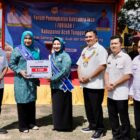 Ketua Forum Peningkatan Konsumsi lkan Nasional (Forikan) Aceh, Marlina Usman didampingi Bupati Aceh Tenggara, H. M. Salim Fakhry, SE, MM, beserta Ketua Forikan Aceh Tenggara Hj. Nurjanah Fakhry, dan Kepala Dinas Kelautan & Perikanan Aceh, Aliman, SPi, M.Si, menyerahkan 5 Ton Ikan Segar kepada masyarakat secara simbolis pada kegiatan Gerakan Memasyarakatkan Makan Ikan (Gemarikan) di Desa Rikit Bur 2, Kecamatan Bukit Tusam, Aceh Tenggara, Rabu (27/8/2025). dok. Ist