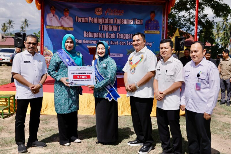Ketua Forum Peningkatan Konsumsi lkan Nasional (Forikan) Aceh, Marlina Usman didampingi Bupati Aceh Tenggara, H. M. Salim Fakhry, SE, MM, beserta Ketua Forikan Aceh Tenggara Hj. Nurjanah Fakhry, dan Kepala Dinas Kelautan & Perikanan Aceh, Aliman, SPi, M.Si, menyerahkan 5 Ton Ikan Segar kepada masyarakat secara simbolis pada kegiatan Gerakan Memasyarakatkan Makan Ikan (Gemarikan) di Desa Rikit Bur 2, Kecamatan Bukit Tusam, Aceh Tenggara, Rabu (27/8/2025). dok. Ist