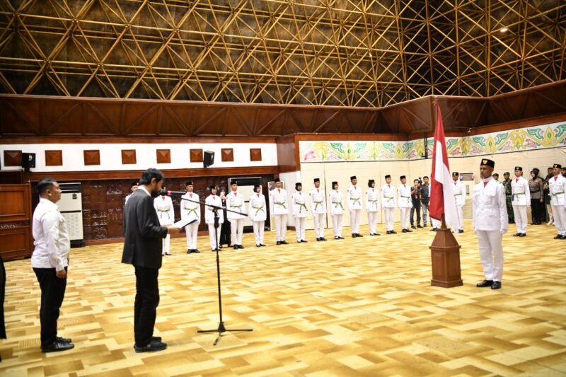 Gubernue Aceh, Muzakir Manag, mengukuhkan Pasukan Pengibar Bendera Pusaka (PASKIBRAKA) Tahun 2025 di Anjong Mon Mata, Banda Aceh, Rabu, 13 Agustus 2025. dok. Ist
