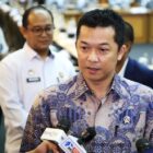 Naturalisasi empat atlet hoki es yang disetujui DPR RI dalam rapat kerja (raker) bersama Pemerintah, Selasa (26/8) pagi merupakan kali pertama dilakukan Indonesia untuk olahraga ini. Sebagaimana disampaikan Wakil Menteri Pemuda dan Olahraga (Wamenpora) RI Taufik Hidayat saat mewakili Menpora Dito Ariotedjo dalam raker dengan Komisi XIII dan Komisi X.(foto:raiky/kemenpora.go.id)