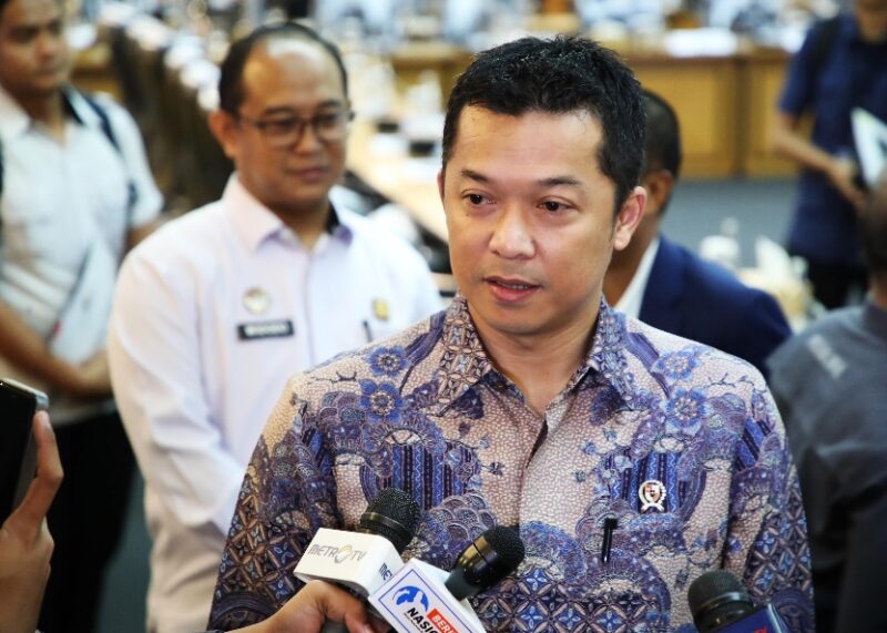 Naturalisasi empat atlet hoki es yang disetujui DPR RI dalam rapat kerja (raker) bersama Pemerintah, Selasa (26/8) pagi merupakan kali pertama dilakukan Indonesia untuk olahraga ini. Sebagaimana disampaikan Wakil Menteri Pemuda dan Olahraga (Wamenpora) RI Taufik Hidayat saat mewakili Menpora Dito Ariotedjo dalam raker dengan Komisi XIII dan Komisi X.(foto:raiky/kemenpora.go.id)
