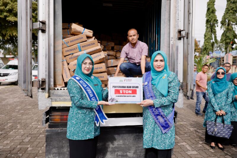 Ketua Forum Peningkatan Konsumsi Ikan Nasional (Forikan) Aceh, Marlina Usman menyerahkan 5 Ton ikan Segar kepada masyarakat yang diterima secara simbolis oleh Ketua Forikan Gayo Lues, Rita Elviani Suhaidi, S.E. dok. Ist