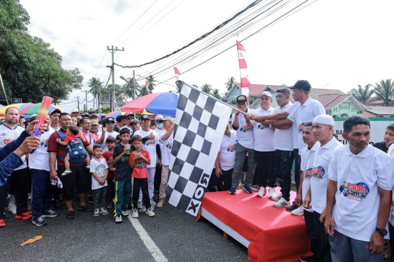 Dalam rangka memperingati HUT RI ke 80, Kecamatan Meureubo menggelar kegiatan senam sehat, jalan santai, bazar UMKM  dan juga pembagian dorprize di halaman kantor Camat setempat pada Minggu (31/8/2025). dok. Pemkab Aceh Barat