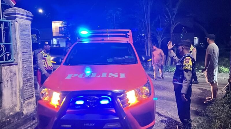 Personel Polresta Banda Aceh melakukan olah Tempat  Kejadian Perkara (TKP) terhadap penemuan sesosok mayat pada salah satu kamar kosan di Gampong Ie Masen Kayee Adang, Kecamatan Syiah Kuala, Minggu (10/8/2025) malam. dok. Polresta Banda Aceh