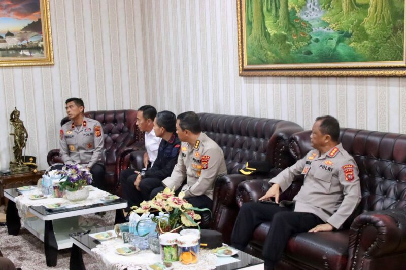 Kapolda Aceh Brigjen Pol Drs. Marzuki Ali Basyah, melakukan audiensi dengan Kajati Aceh, Yudi Triadi, di Kantor Kejati Aceh, Senin, 25 Agustus 2025. dok. Polda Aceh