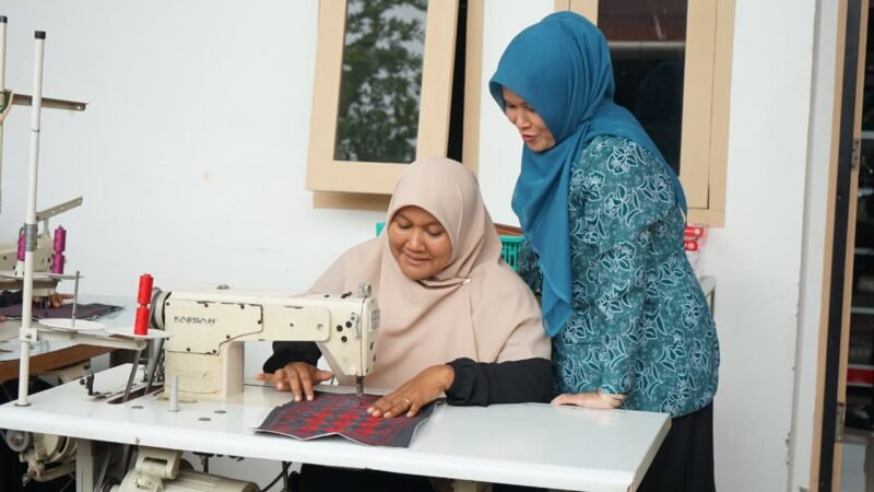 Ketua Staf Ahli TP-PKK Aceh, Ny. Mukarramah Fadhlullah, menghadiri verifikasi lapangan Lomba Gelari Pelangi 2025 di Gampong Peunyeurat, Banda Aceh, sebagai bentuk dukungan peningkatan kualitas pendidikan dan ekonomi keluarga. Selasa, 12 Agustus 2025. dok. Ist