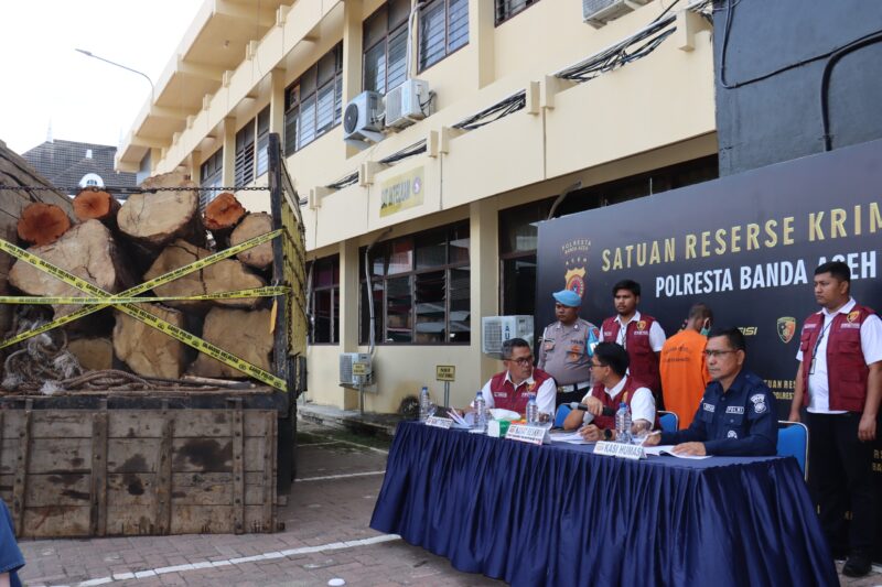 Polresta Banda Aceh menggelar konferensi pers atas kasus pengangkutan 7,77 kubik kayu ilegal, Rabu, 27 Agustus 2025. dok. Polresta Banda Aceh