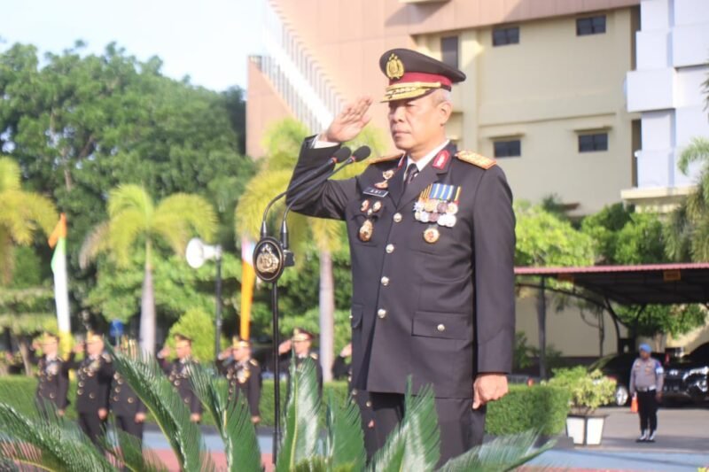 Wakapolda Aceh Brigjen Pol Ari Wahyu Widodo bertindak sebagai inspektur upacara (Irup) pengibaran bendera Merah Putih dalam rangka memperingati hari ulang tahun (HUT) ke-80 Kemerdekaan Republik Indonesia di Mapolda Aceh, Minggu, 17 Agustus 2025. dok. Polda Aceh
