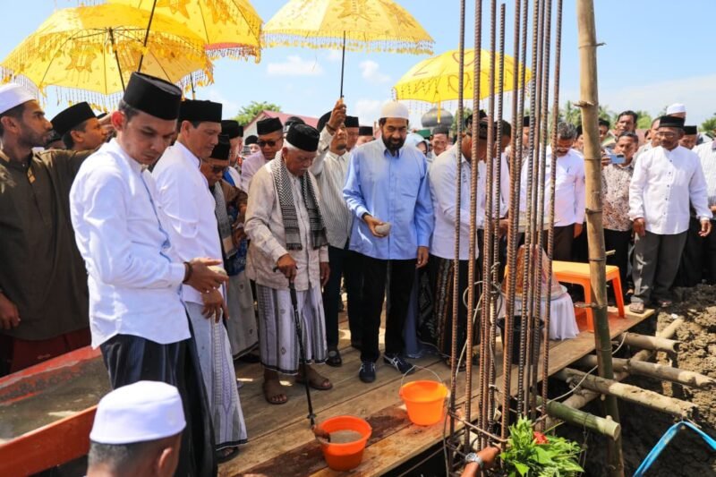 Gubernur Aceh Muzakir Manaf atau Mualem meletakkan batu pertama pembangunan Masjid Baitut Taqwa di Gampong Matang Tunong, Kecamatan Lapang, Kabupaten Aceh Utara, Rabu (13/8/2025). dok. Ist