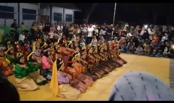 Warga perum perumnas Ujong Batee, Gampong neuhuen.
Aceh Besar, merayakan peringatan HUT ke-80 RI dengan berbagai perlombaan dan kesenian. dok. Ist