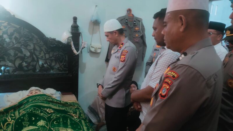 Kapolda Aceh Brigjen Pol Marzuki didampingi Kapolres Pidie AKBP Jaka Mulyana, SIK, MIK, melayat ke rumah duka almarhumah Ita Mustika, istri dari Aipda Iswadi, S.H., personel Satlantas Polres Pidie. dok. Polda Aceh